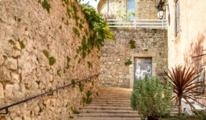 Meyras - Escalier vers une fresque dans le vieux village