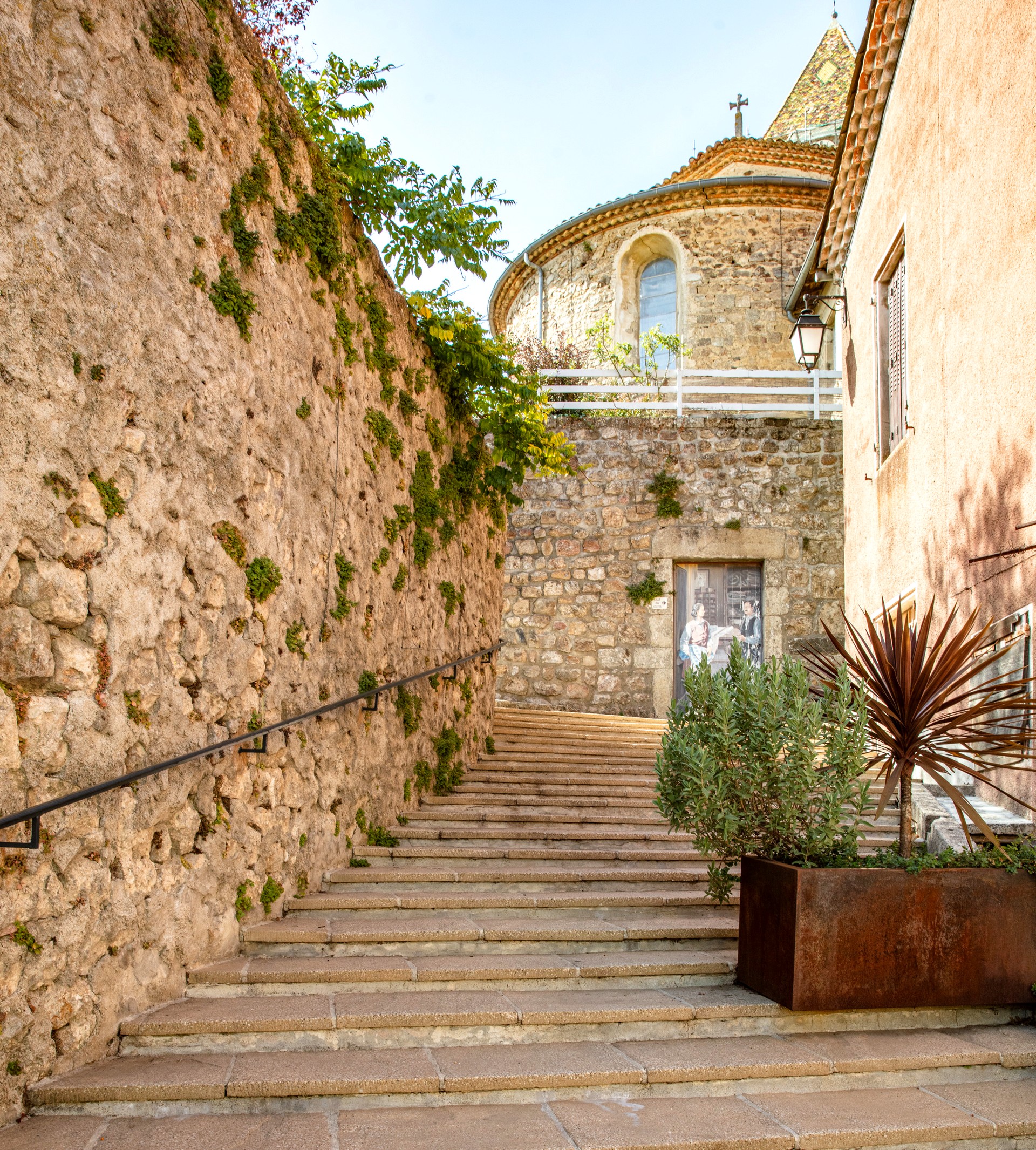 Meyras - Escalier vers une fresque dans le vieux village
