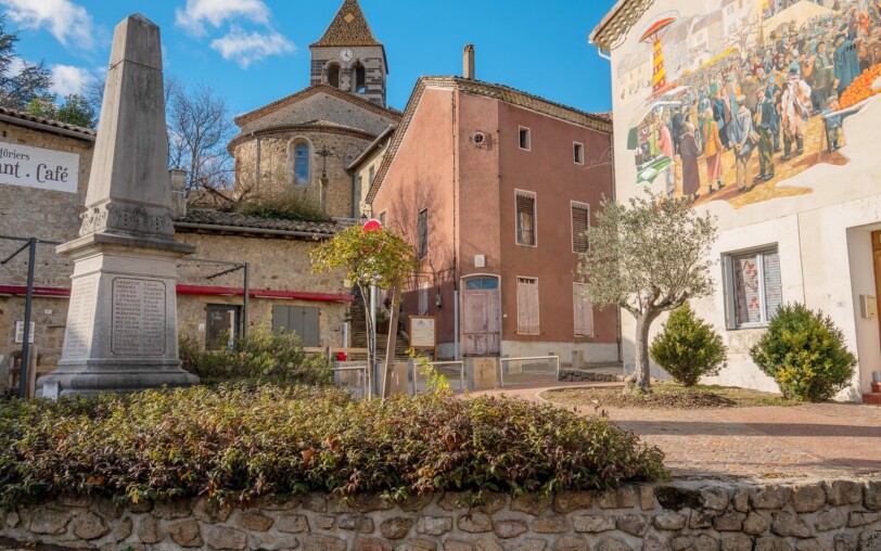 Meyras - fresque de la Saint Blaise et église ©sourcesetvolcans