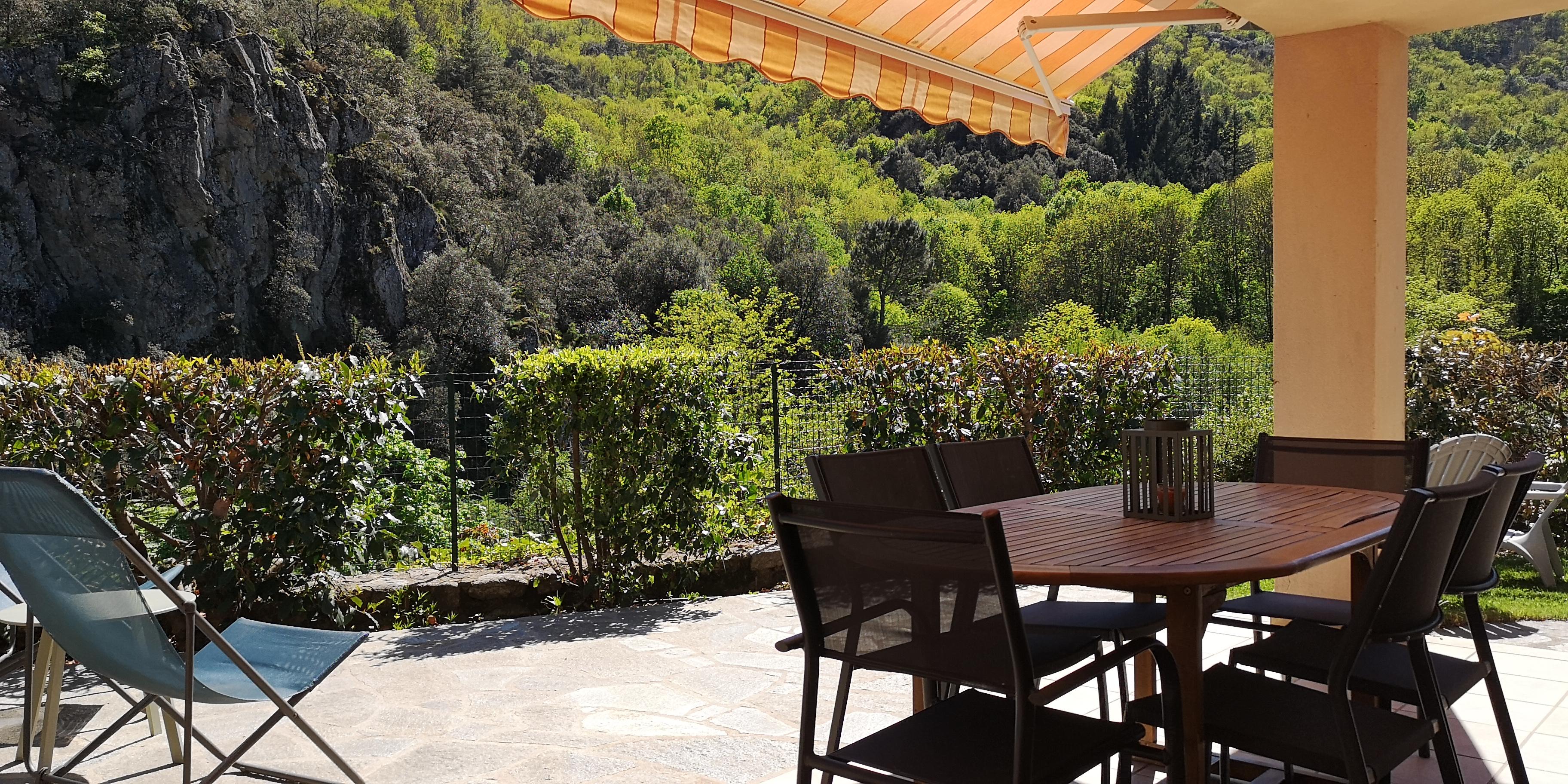 Terrasse 2 - Catalpa - gîtes de Neyrac-les-Bains