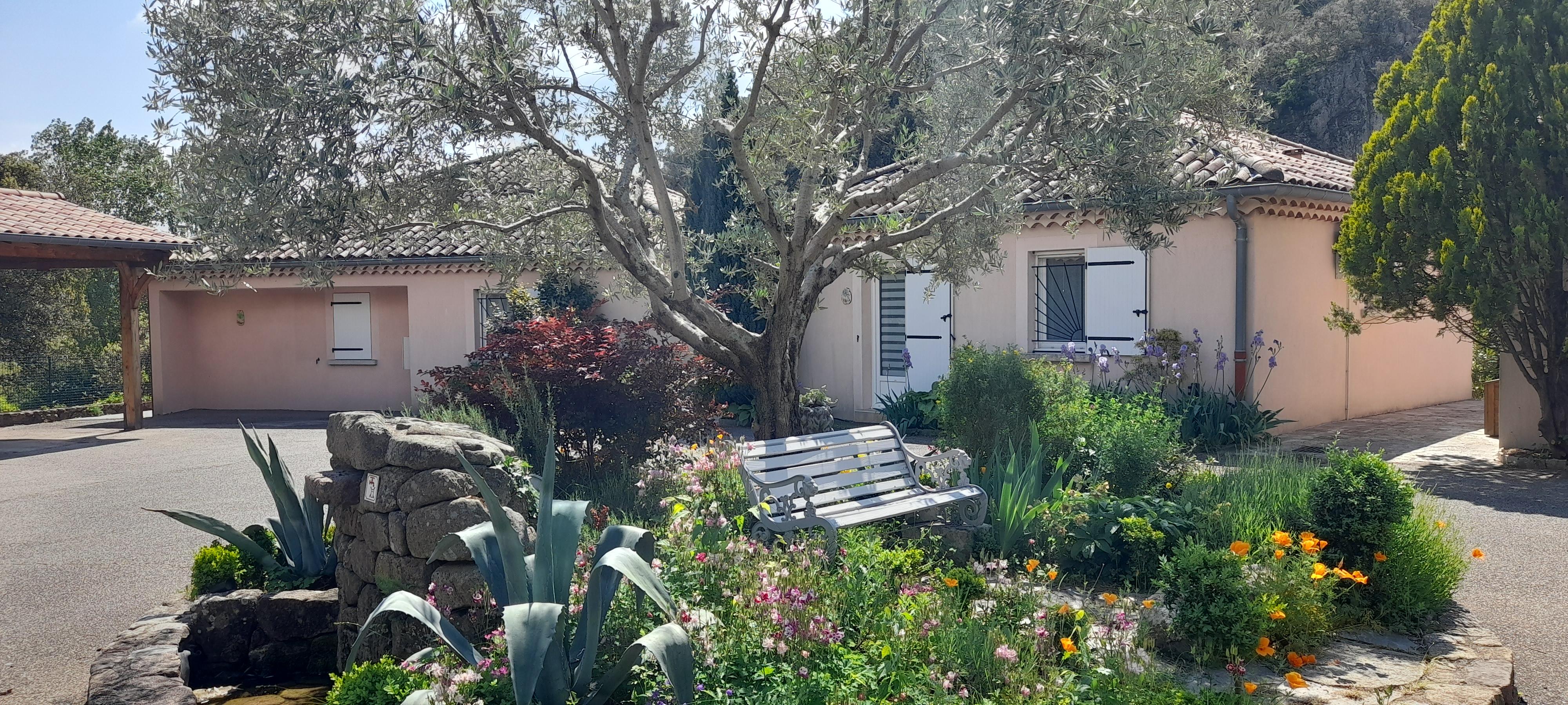 Maisons Extérieur - Châtaignier - gîtes de Neyrac-les-Bains