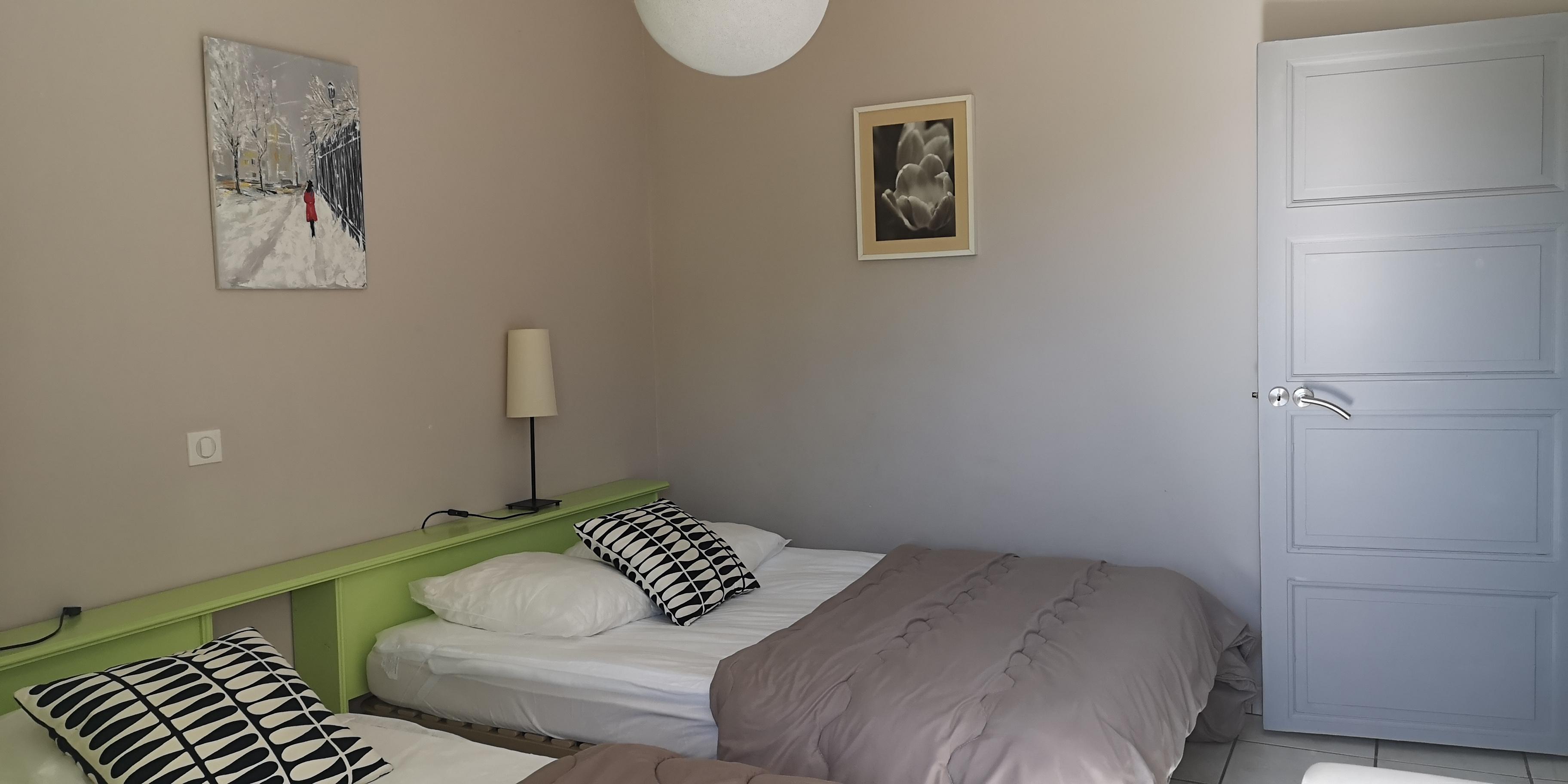 chambre lits 90, Iris (gîtes de Neyrac-les-Bains)