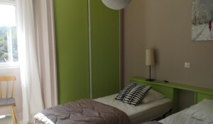 Chambre lit 140, Iris (gîtes de Neyrac-les-Bains)