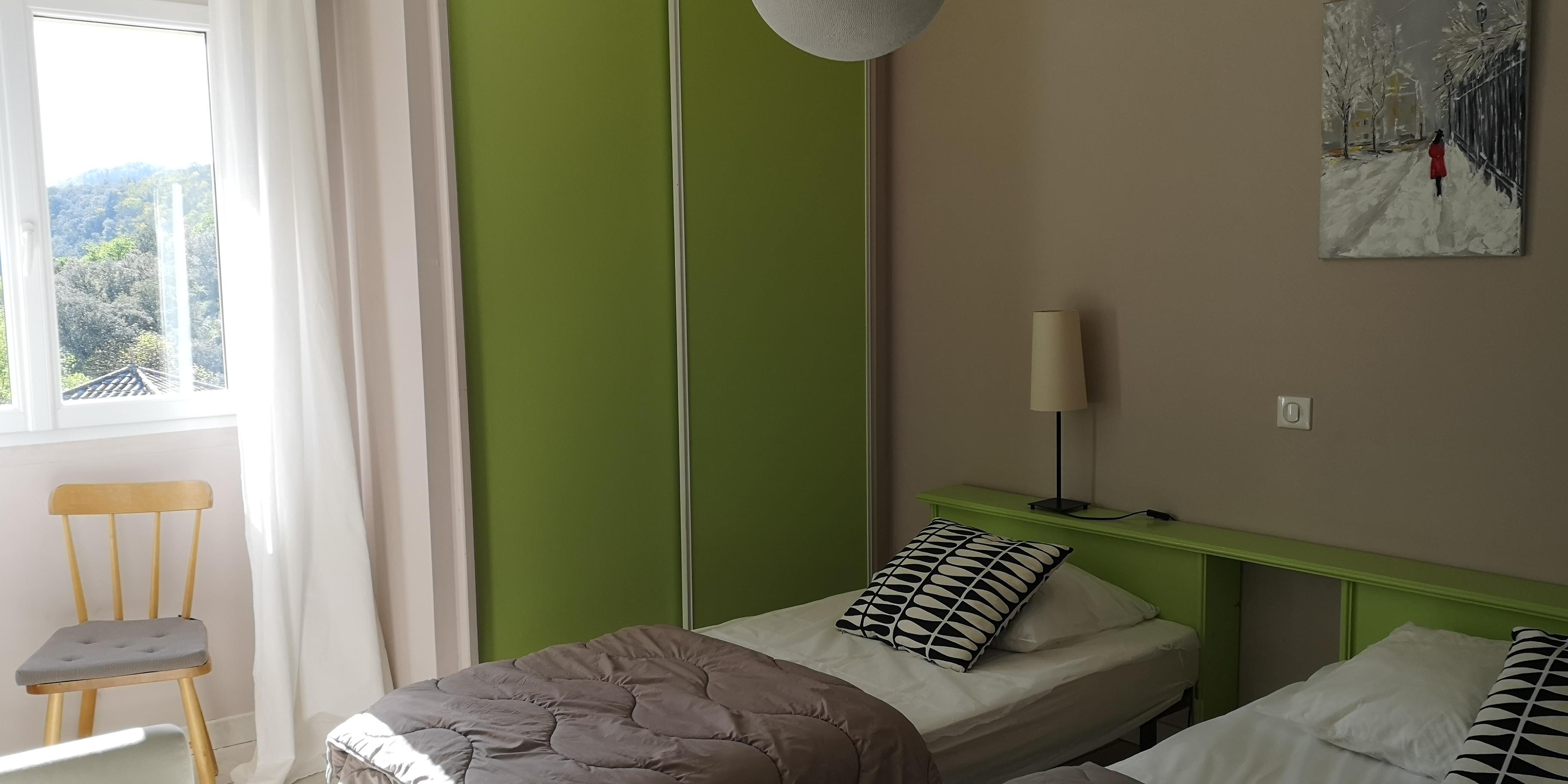 Chambre lit 140, Iris (gîtes de Neyrac-les-Bains)