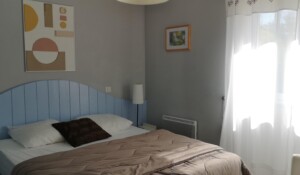 chambre lit 160, Iris (gîtes de Neyrac-les-Bains)