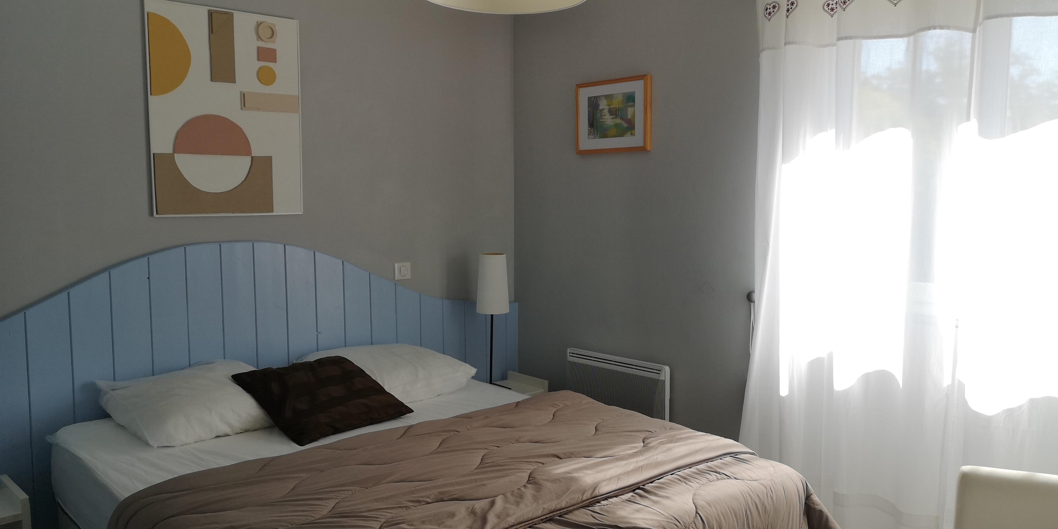 chambre lit 160, Iris (gîtes de Neyrac-les-Bains)