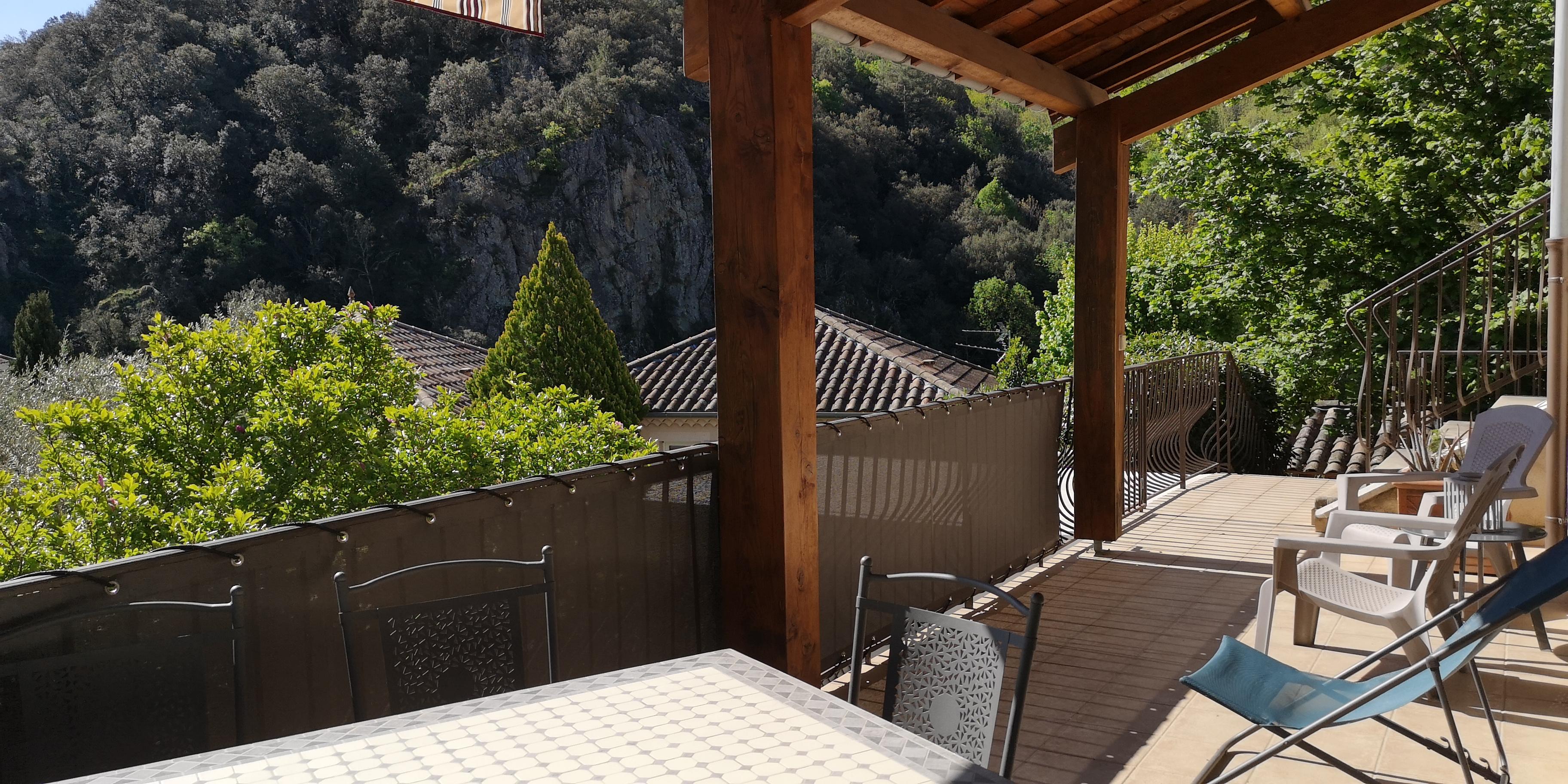 Terrasse, Iris (gîtes de Neyrac-les-Bains)