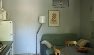 salon cuisine, Rez de jardin (gîtes de Neyrac-les-Bains)