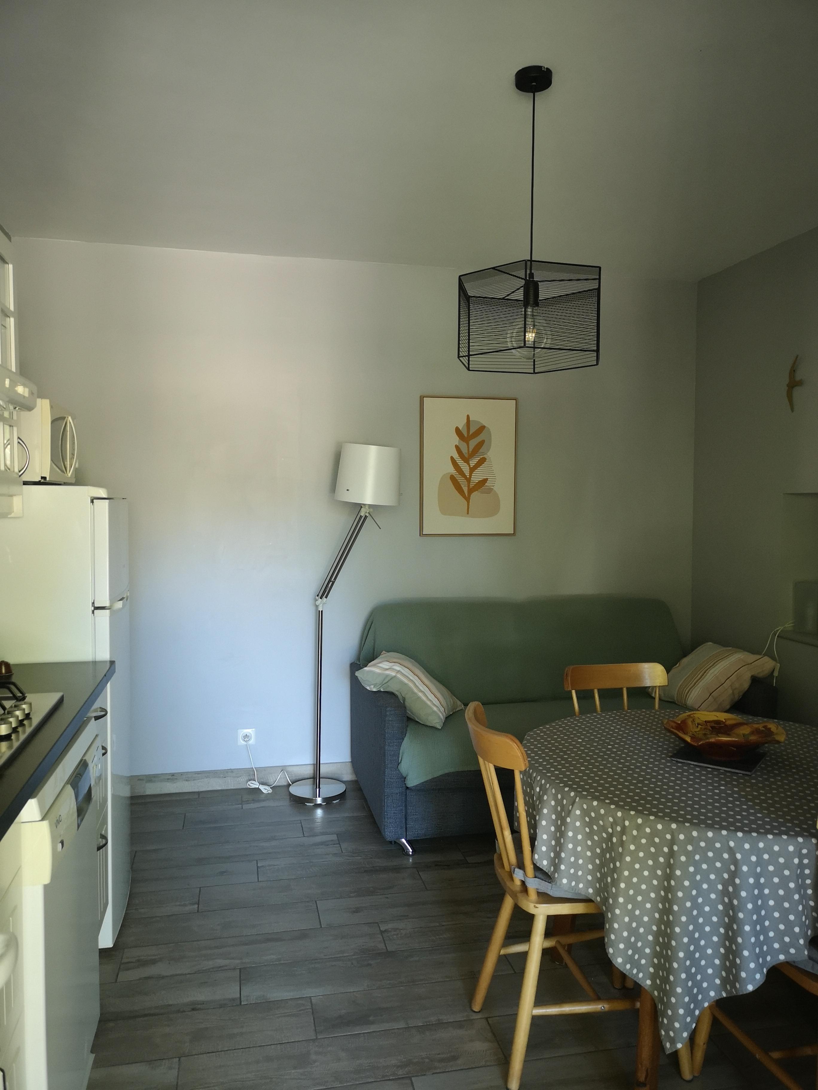 salon cuisine, Rez de jardin (gîtes de Neyrac-les-Bains)