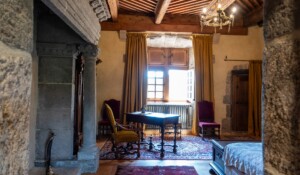 Meyras - Intérieur chambre au château de Hautsegur ©sourcesetvolcans
