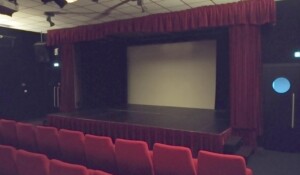 Meyras - intérieur salle cinéma Neyrac ciné