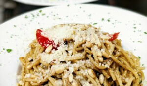 Plats de pâtes italiennes au restaurant la Sardasine à Meyras