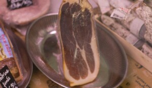 Charcuterie de pays, jambon, caillettes