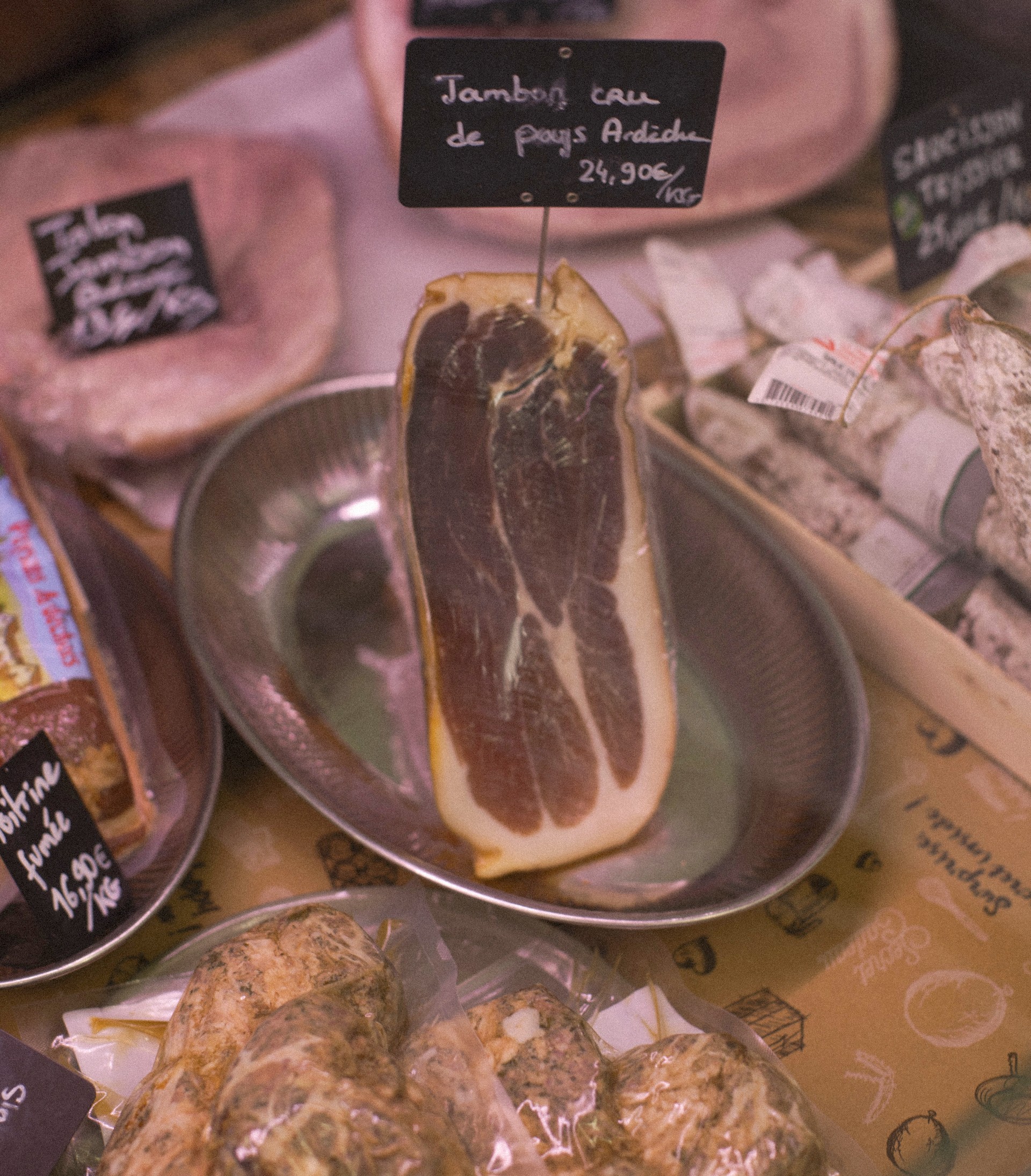 Charcuterie de pays, jambon, caillettes