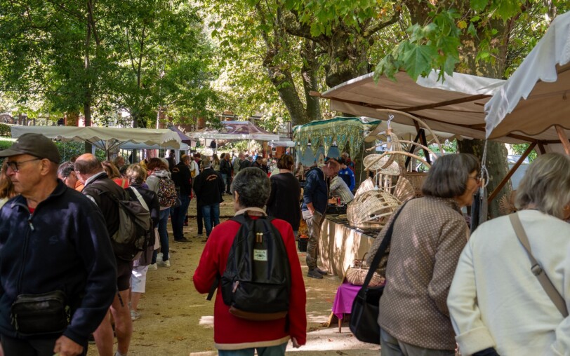 Meyras - Marché créateurs et producteurs - visiteurs ©sourcesetvolcans