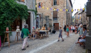 Meyras - Marché nocturne été - rue grande ©sourcesetvolcans