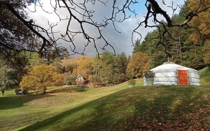 La yourte à l'automne, hébergement insolite au Mas du Pestrin à Meyras