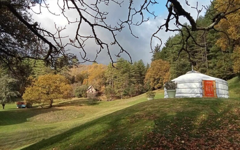 Meyras - Mas du Pestrin - vue jardin à l'automne ©jf.maurin