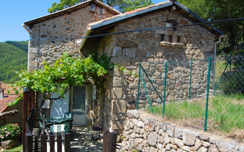 Meyras - Terrasse extérieure gite les jonquilles