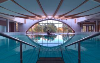 Piscine thermale des Thermes de Neyrac-les-Bains et leur parc ombragé à Meyras en Ardèche - ©naimikoprod stnb