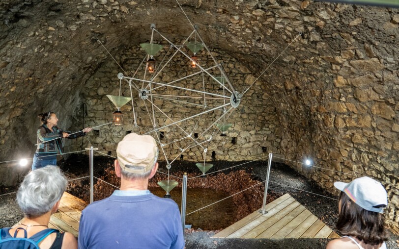 Meyras - Visite autour des thermes de Neyrac les Bains et la mofette - démonstration à la bougie ©sourcesetvolcans