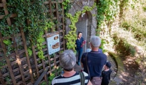 Meyras - Visite autour des thermes de Neyrac les Bains et la mofette - entrée mofette ©sourcesetvolcans