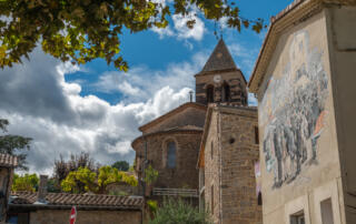 Meyras - vue sur église et fresque St Blaise - ©sourcesetvolcans