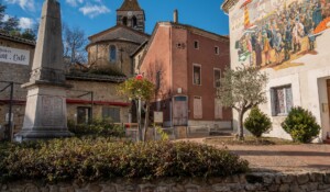 Meyras - Vue sur la fresque de la St Blaise et l'église Saint Etienne ©sourcesetvolcans