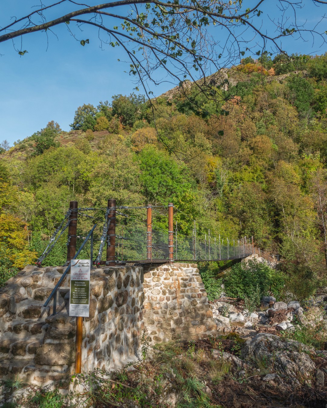 Mayres – passerelle-du-moulin-montagne-automne©sourcesetvolcans Mayres - passerelle-du-moulin-montagne-automne©sourcesetvolcans