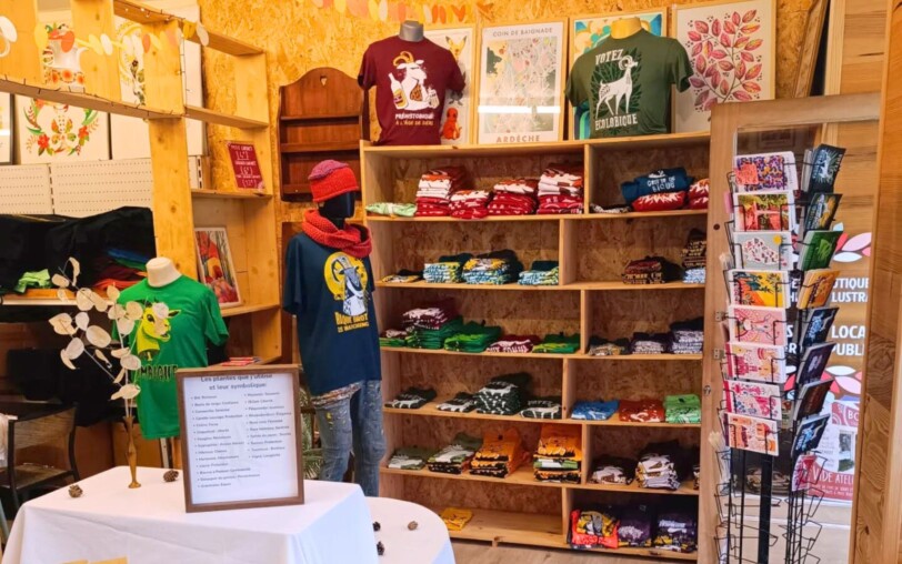 Boutique le Myrtillier à Montpezat-sous-Bauzon - intérieur boutique avec tshirts, cartes postales mais aussi d'autres objets de créateurs locaux