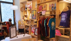 Boutique le Myrtillier à Montpezat-sous-Bauzon - intérieur boutique avec tshirts, cartes postales mais aussi d'autres objets de créateurs locaux-2
