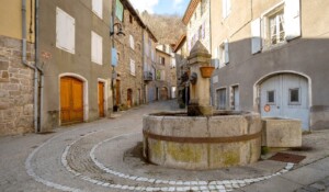 Montpezat-sous-Bauzon - La place Jules César