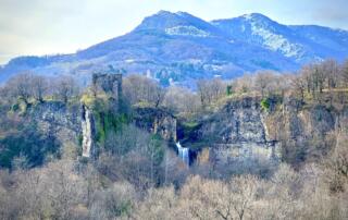 Vue depuis le belvédère de Pourcheyrolles sur le château et la Cascade à Montpezat sous Bauzon - ©sourcesetvolcans