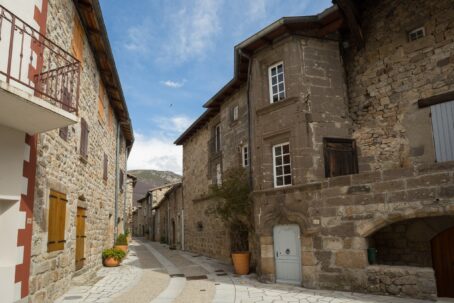 Château de la Ville Basse dans le village de Montpezat sous Bauzon en Ardèche
