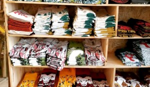 Le Myrtillier - intérieur boutique tshirts