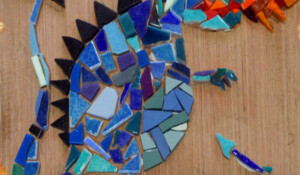 Mosaique en famille - dragon à Saint Pierre de Colombier avec Marie Voisin