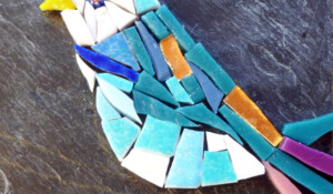 Mosaique en famille - oiseau à Saint Pierre de Colombier avec Marie Voisin