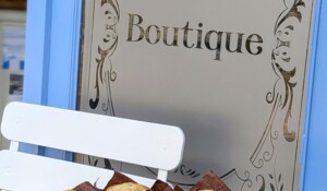 Présentation de 8 muffins sur une table extérieure