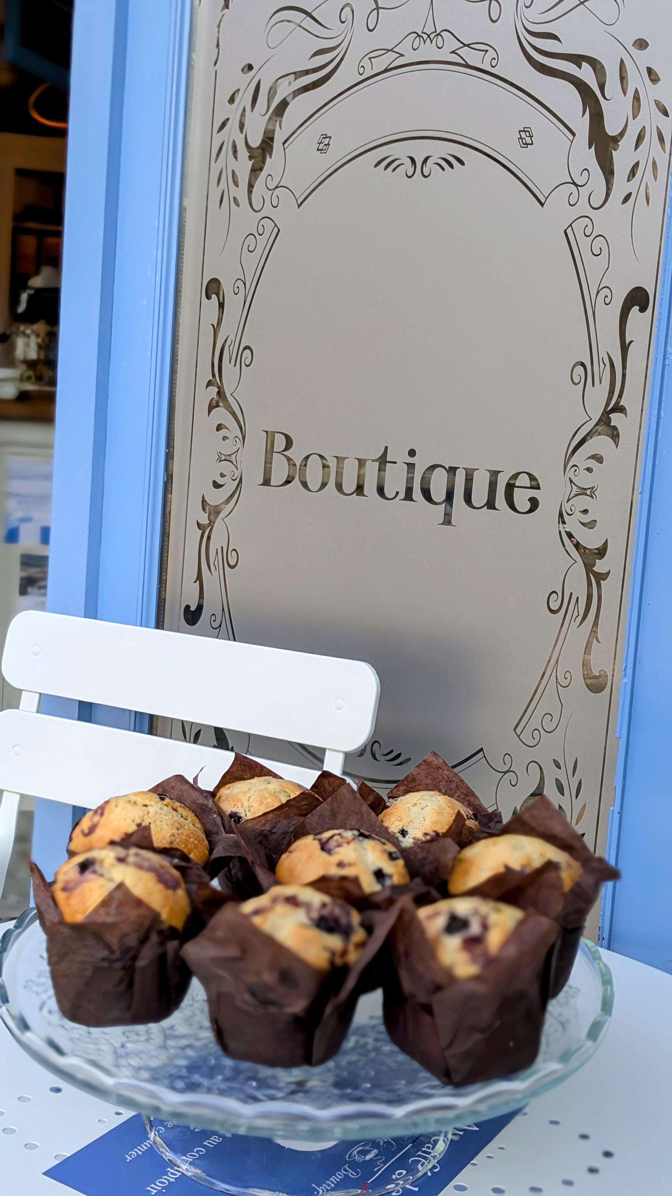 Présentation de 8 muffins sur une table extérieure