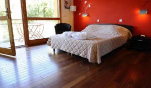 Chambre d'un studio du Natural Spa de Neyrac