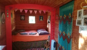 Intérieur de la Roulotte au Mas du Pestrin à Meyras