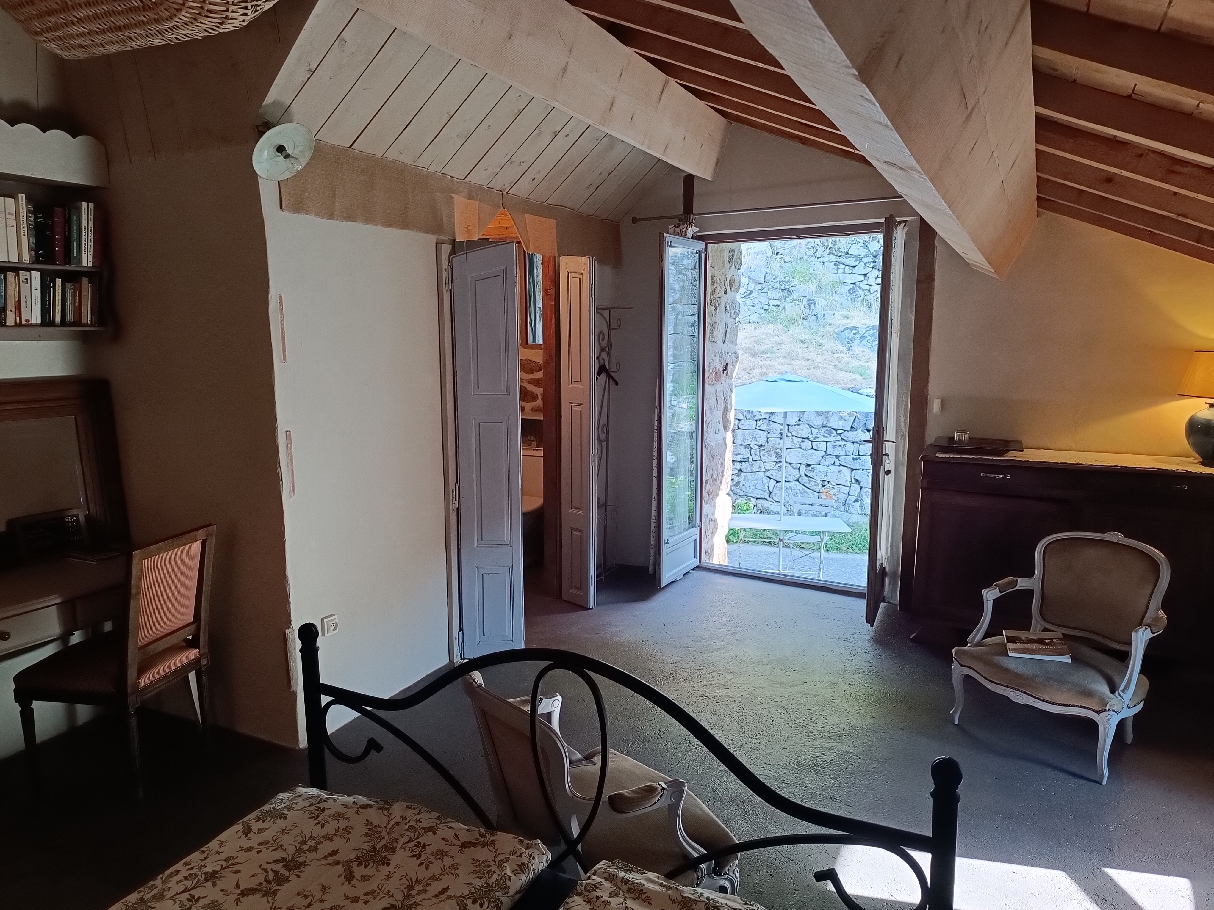 accès vers l'extérieur depuis la chambre