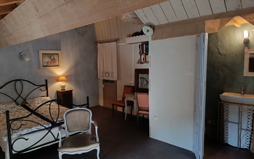 La chambre joliment aménagée