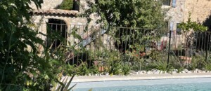 jolie piscine dans un cadre idylique