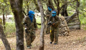 Deux personnes dans la zone de paintball