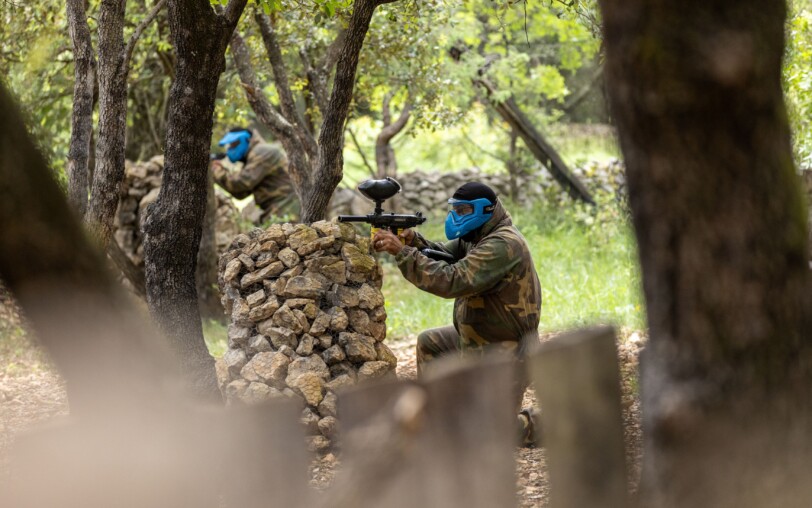 Deux personnes en plein tir dans la zone de paintball