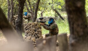 Deux personnes dans la zone de paintball