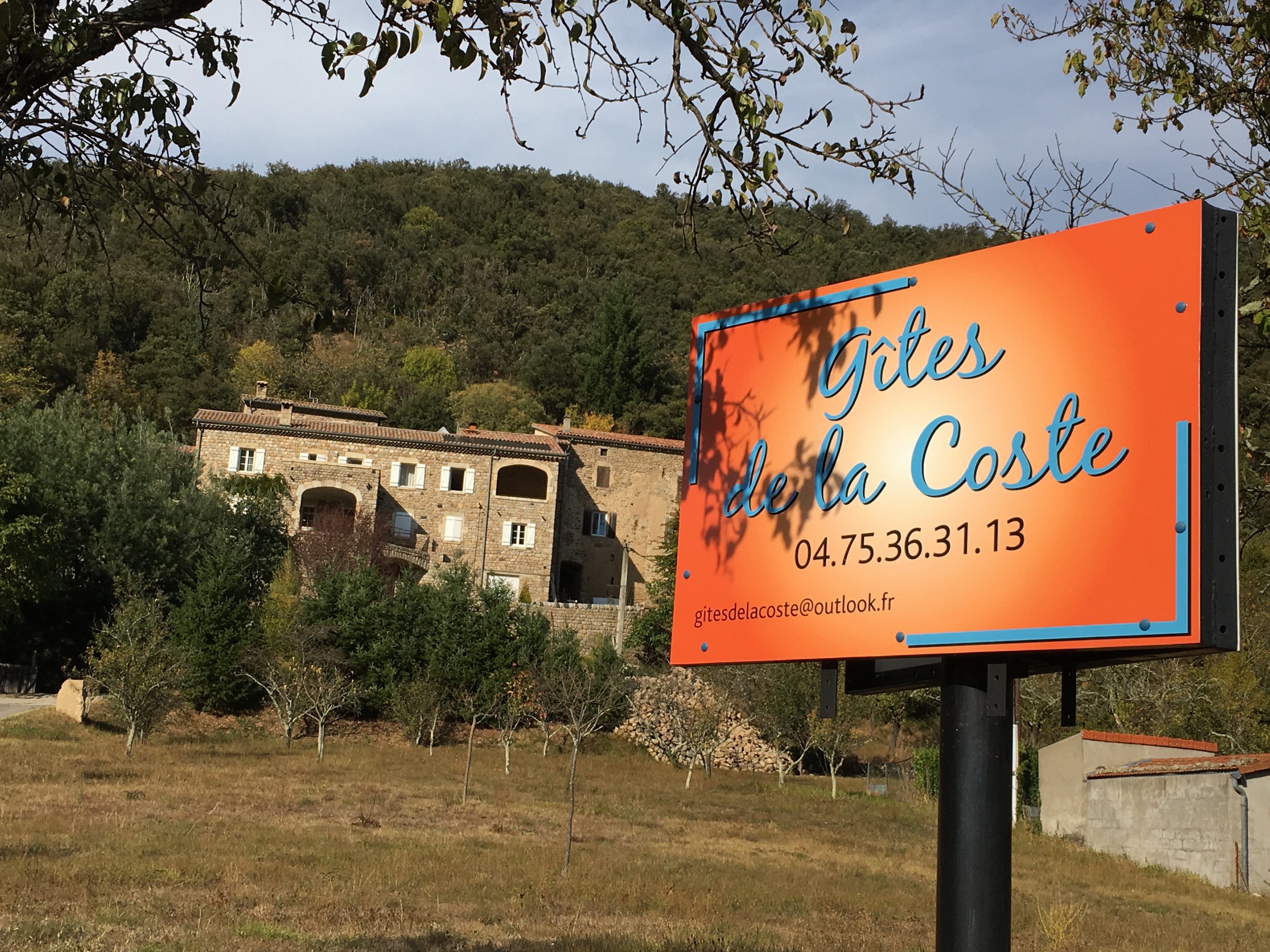 Pancarte à l'entrée du gite Lavande à Meyras