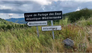 Panneau routier ligne partage des eaux