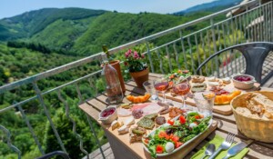 Petit déjeuner en terrasse - la calade